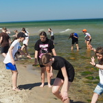 Na zdjęciu duża grupa uczniów w czasie zabaw na plaży.JPG