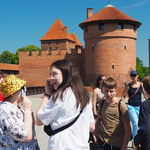 Na zdjęciu pięcioro uczniów w tle zamek w Malborku.JPG