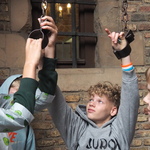 Troje uczniów_ chłopak zakuty w łańcuchy.JPG