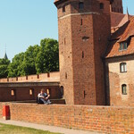 Uczeń siedzi na murze obronnym zamku.JPG