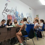Uczniowie przygotowują prace w ramach realizacji programu profilaktycznego Bieg po zdrowie.jpg.jpg