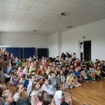 2. dzieci oglądają występy.jpg