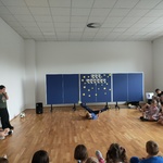 7. chłopiec tańczy breakdance.jpg