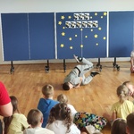 19. chłopiec tańczy breakdance.jpg
