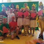 8. Mali aktorzy po wystepie razem z pania dyrektor i opiekunem teatralnym..jpg