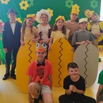 1. Uczestnicy Koła Teatralnego ISKIERKI pozują do zdjęcia...jpg