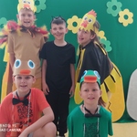 2. Grupa dzieci w przebraniach teatralnych pozuje do zdjęcia..jpg