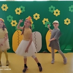 6. Trzy dziewczynki wykonujące układ taneczny..jpg