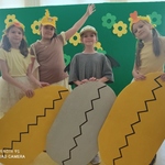 3. Dziewczynki w roli kaczątek pozują z rekwizytami..jpg