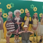 4. Grupa dziewczynek w przebraniach teatralnych w oczekiwaniu na występ..jpg