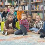Zdjęcie 9 W bibliotece na dywanie siedzą uczniowie klasy 1a_.jpeg
