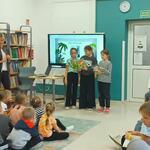 Zdjęcie 13 W bibliotece 3 uczennice czytają wiersz_ Naprzeciwko na pufach i krzesłach siedzą uczniowie_.jpeg