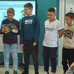 Zdjęcie 15 W bibliotece 4 uczeniów czyta wiersz_ Naprzeciwko na pufach siedzą uczniowie_.jpeg