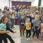 Zdjęcie 18 W bibliotece uczniowie bawią się przy muzyce_.jpeg