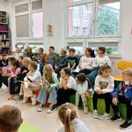 Zdjęcie 19 W bibliotece uczniowie klasy 4c siedzą na pufach_.jpeg