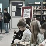 Zdjęcie 23 W bibliotece 2 uczniów czyta wiersze_ W tle duży ekran telewizora_ Z boku siedzą uczniowie klasy 4c_.jpeg