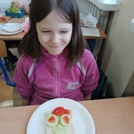 Dziewczynka z kanapką w kształcie buźki.jpg