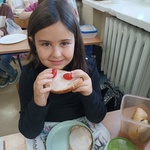 Usmiechnieta dziewczynka z kanapką.jpg