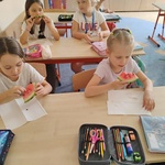 Ucznennice jedzą arbuza.jpg