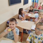 Uczniowie jedzą ananasa.jpg