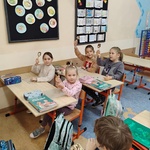 Uczniowie prezentują zrobione przez siebie lizaki.jpg
