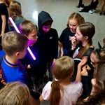 Uczniowie stoją w grupie i rozmawiają .jpg