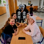 Sześć uczennica w przebraniu siedzi przy stoliku.jpg