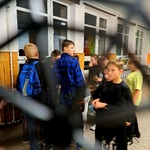 Uczniowie stoją w grupie.jpg