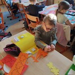 1c. Dziewczynka wycina i przykleja jesienne dekoracje..jpg
