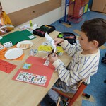 1b. Chłopiec siedzi przy ławce i wycina zgromadzone informacje o jesieni..jpg