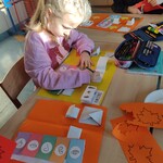 5. Uczennica siedzi przy ławce i wykonuje jesienne rysunku w swoim lapbooku..jpg