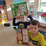 8. Chłopcy eksponują swoje wykonane lapbooki..jpg