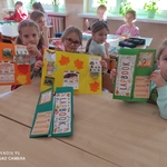7b. Trzy dziewczynki przezentuja efekty swojej pracy..jpg