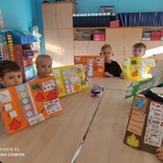 16. Grupa dzieci prezentuje efekty pracy nad swoimi lapbookami..jpg