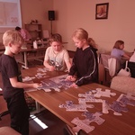 Dzieci pracują w grupach.jpg