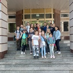 Dzieci przed siedzibą NBP.jpg