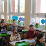 Dzieci ćwiczą poznaną piosenkę..jpg