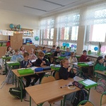 Uczniowie rozpoczynają grę na flażoletach..jpg