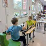 Zdjęcie 9 W bibliotece przy stoliku siedzi dwóch uczniów i grają w szachy..jpg