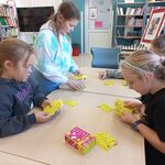 Zdjęcie 11 W bibliotece przy stoliku siedzą uczniowie_ grają w karcianą grę. W tle półki z książkami..jpg