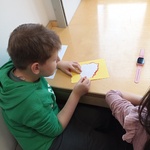 Uczeń wykonuje pracę plastyczną..jpg