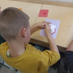 Uczeń zaznacza granice Polski kropkując jej kontury..jpg