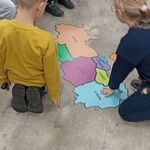 Uczniowie zastanawiają się jak dopasować puzzle..jpg