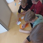 Uczniowie zaczynają wykonywać pracę plastyczną..jpg