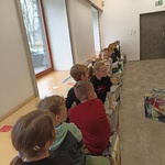Uczniowie słuchają sposobu wykonania pracy plastycznej..jpg