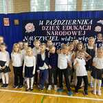 Uczniowie pozują podczas akademii z okazji odzyskania niepodległości przez Polskę.jpg