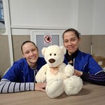 Miś Staszek z paniami dbającymi o porządek.jpg