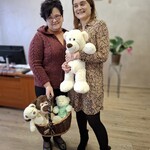Miś Staszek z panią dyrektor i panią wicedyrektor.jpg