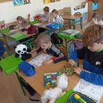 Chłopcy wykonują zadanie na kartce..jpg