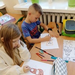 Dzieci kończą rysowanie potrtretów swoich pluszaków..jpg